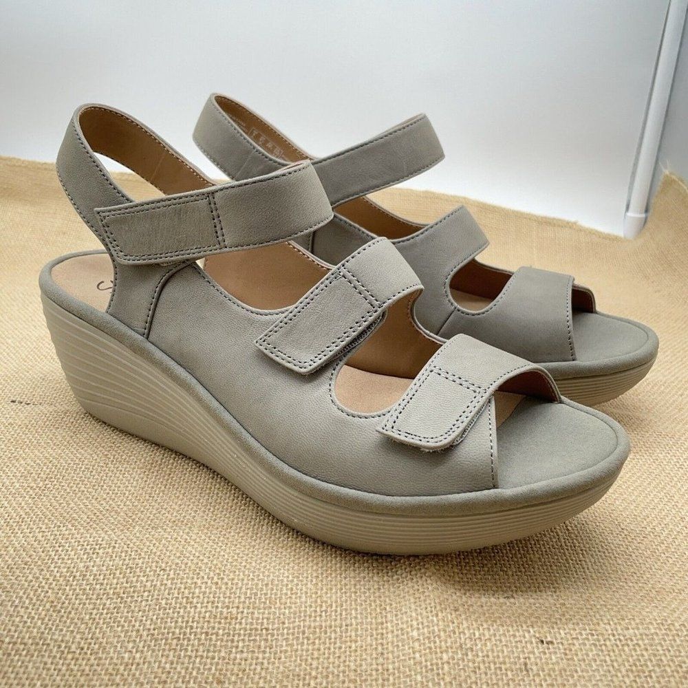 Clarks Reedly Juno Sandal Nubuck Triple Strap Wedge Sage Soft Cushion Size 8.5 W - Picture 2 of 12